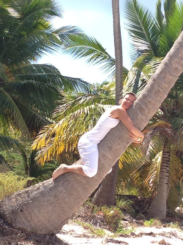 Anja Bölitz auf einer Palme