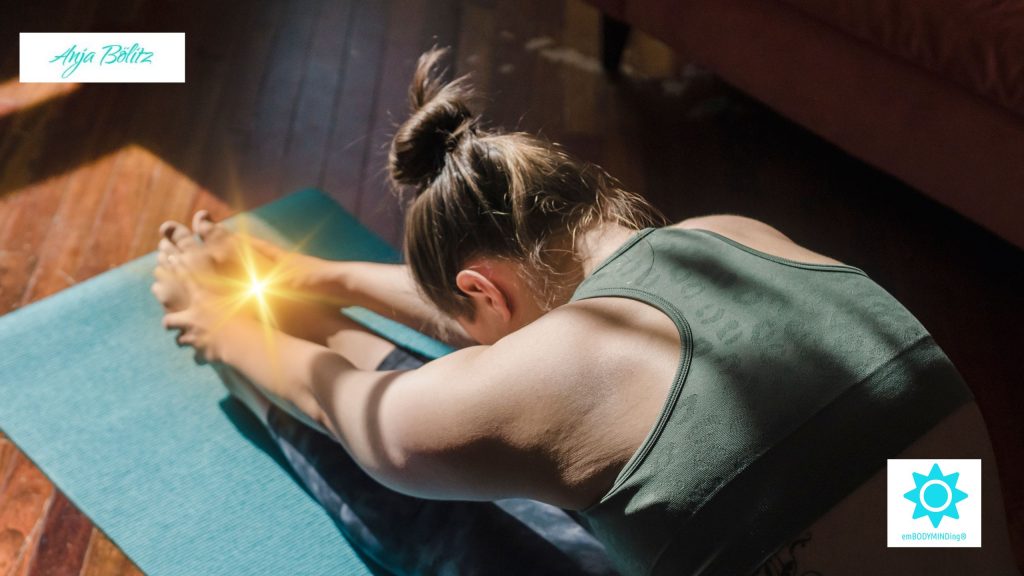 Frau auf Yogamatte Gönn Dir deine Auszeit Achtsamkeit Alltag