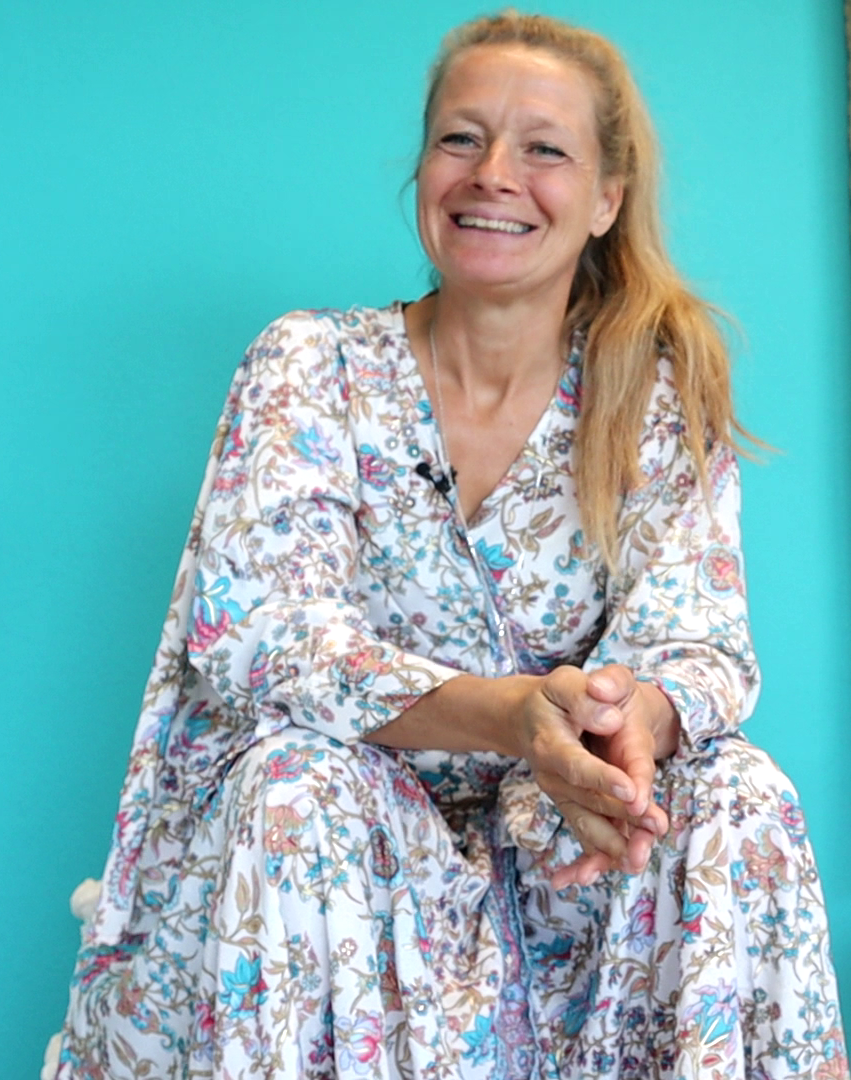 Anja Kleid sitzend lacht Gönne Dir deine Auszeit Lebe deinen wirkliche Enrgie Soul Fire Event