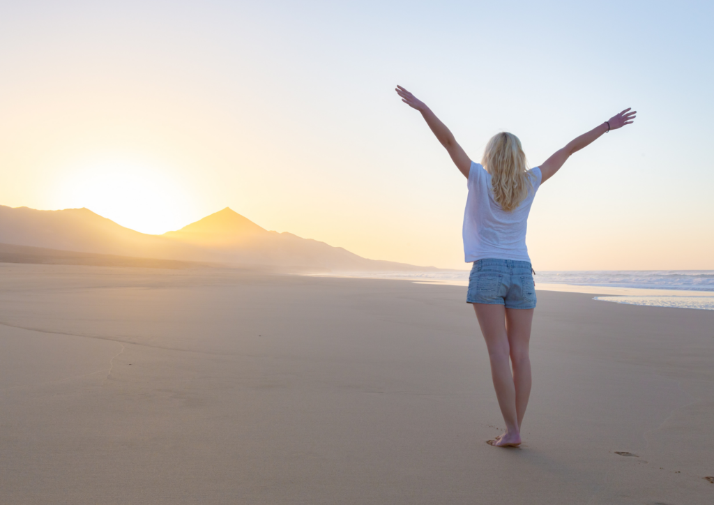 Foto Frau bei Sonnenuntergang am Meer