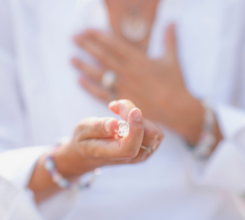 Invest in dich Frau Kristall in der Hand Hand aufs Herz Investition in Dich